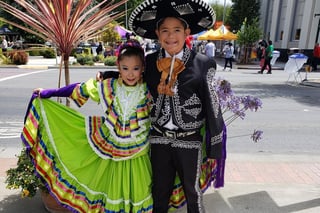 Children with Mexican clothing